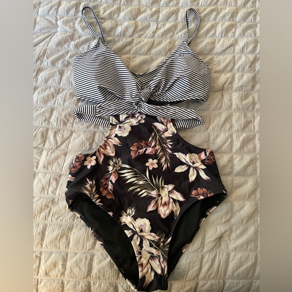 NWOT One piece Swimsuit. Size M. Side cut out